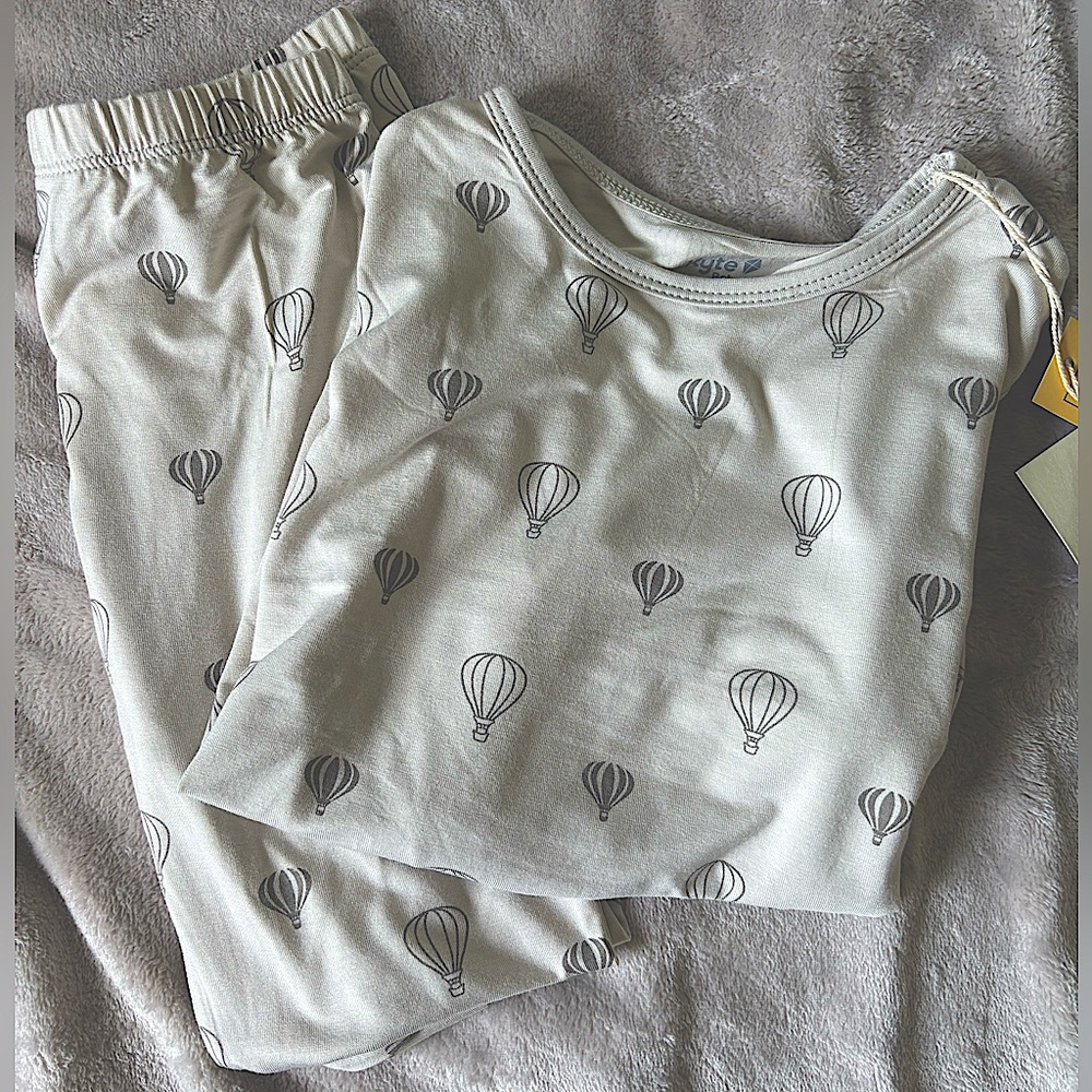 NWT Kyte Hot Air Balloon Print Kids PJs - Gray